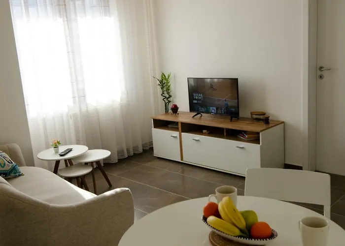 Green Garden Apartment